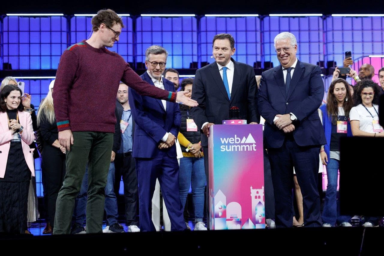 Primeiro-Ministro Luís Montenegro, Ministro da Economia, Pedro Reis, e presidente da Câmara de Lisboa, Carlos Moeda, na abertura do Websummit, Lisboa, 11 novembro 2024 (foto: António Pedro Santos/Lusa)