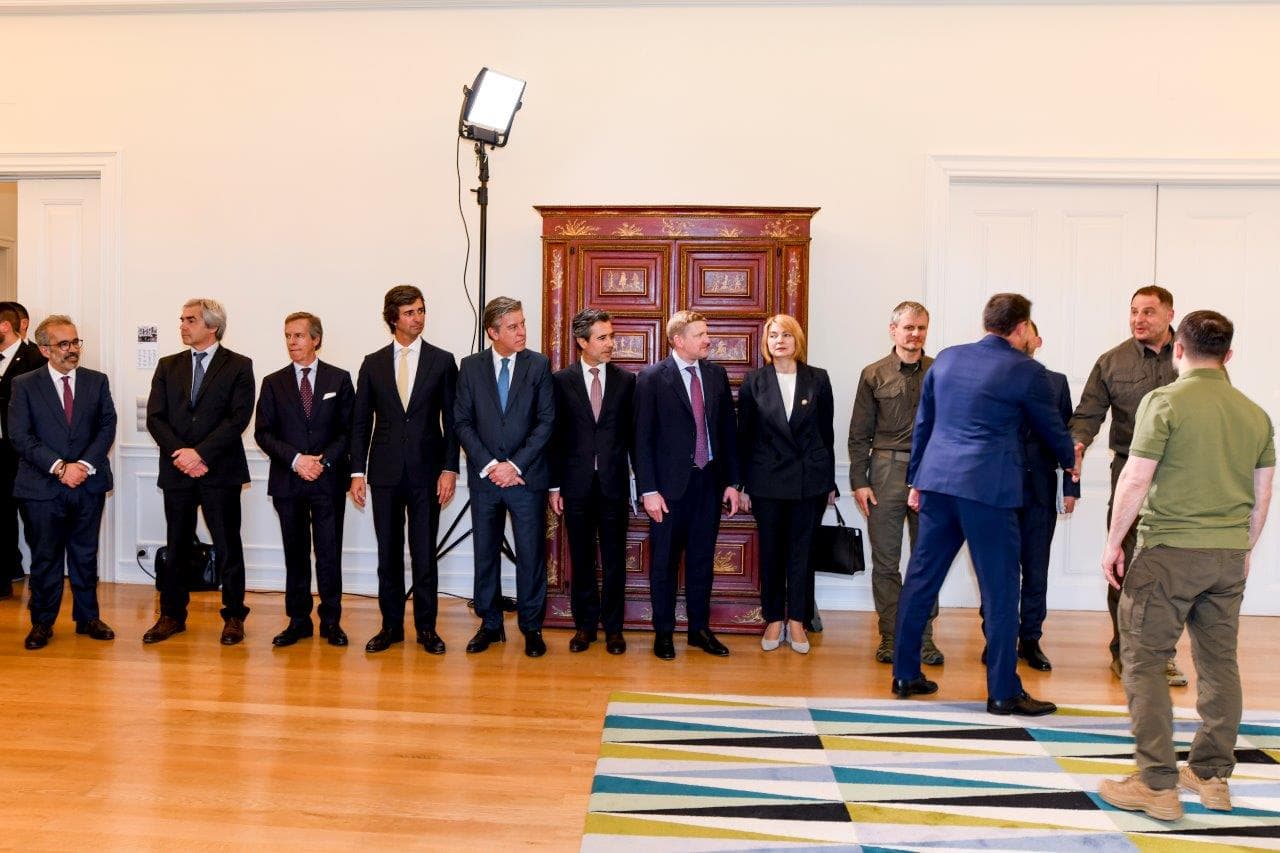 Primeiro-Ministro Luís Montenegro e Presidente da República da Ucrânia Volodymyr Zelensky apresentam-se as respetivas delegações, Lisboa, 28 maio 2024 (foto: Gonçalo Borges Dias/GPM)