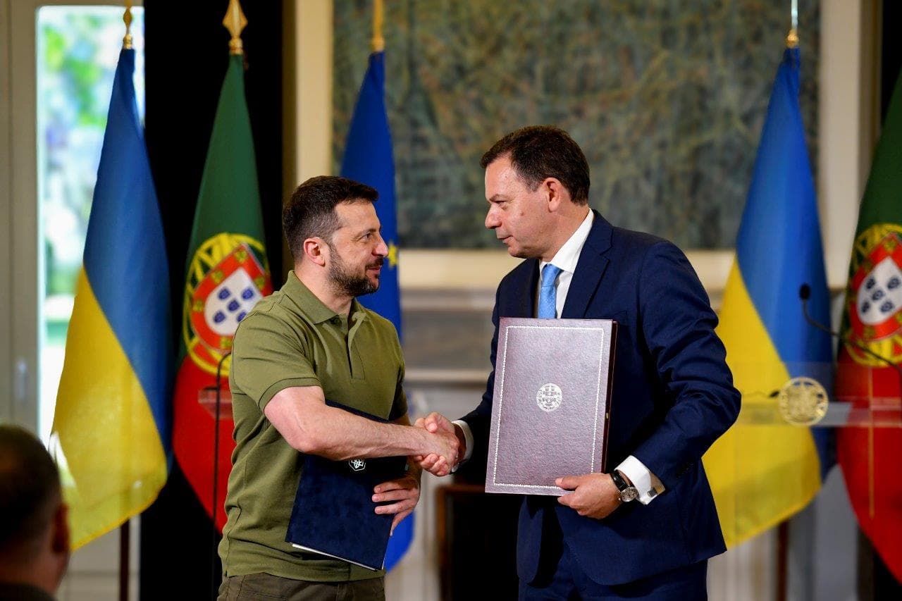 Primeiro-Ministro Luís Montenegro e o Presidente da República da Ucrânia Volodymyr Zelensky trocam acordo de cooperação acabado de assinar, Lisboa, 28 maio 2024 (foto: Gonçalo Borges Dias/GPM)