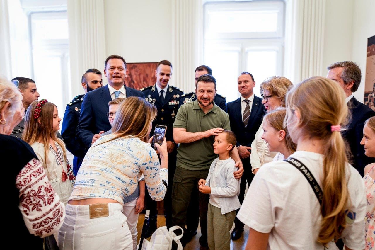 Primeiro-Ministro Luís Montenegro e o Presidente da República da Ucrânia Volodymyr Zelensky com militares da GNR que dão formação a forças ucranianas e cidadãos ucranianos, Lisboa, 28 maio 2024 (foto: Gonçalo Borges Dias/GPM)