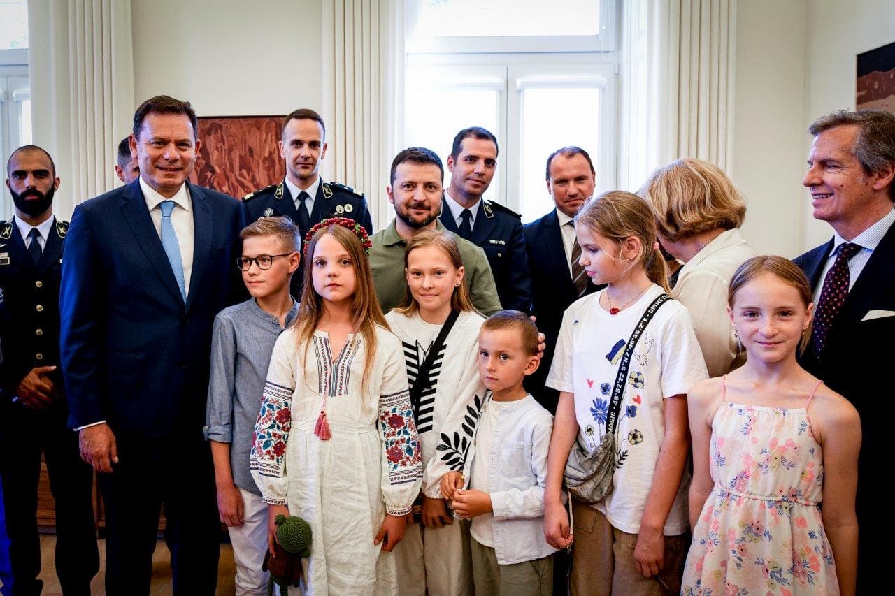 Primeiro-Ministro Luís Montenegro e o Presidente da República da Ucrânia Volodymyr Zelensky com militares da GNR que dão formação a forças ucranianas e cidadãos ucranianos, Lisboa, 28 maio 2024 (foto: Gonçalo Borges Dias/GPM)