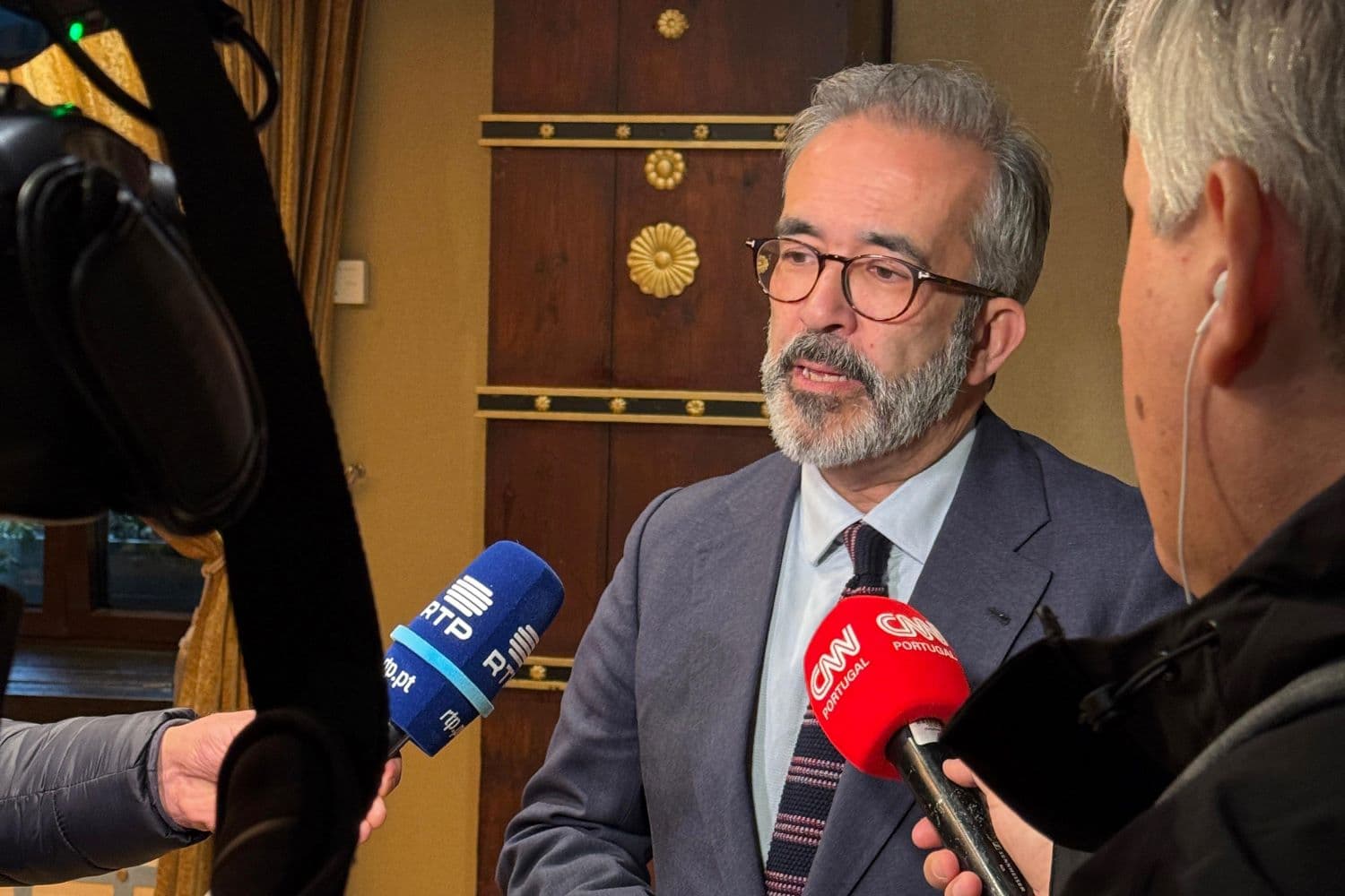 Ministro de Estado e dos Negócios Estrangeiros, Paulo Rangel, em entrevista à RTP durante a sua visita ao Médio Oriente