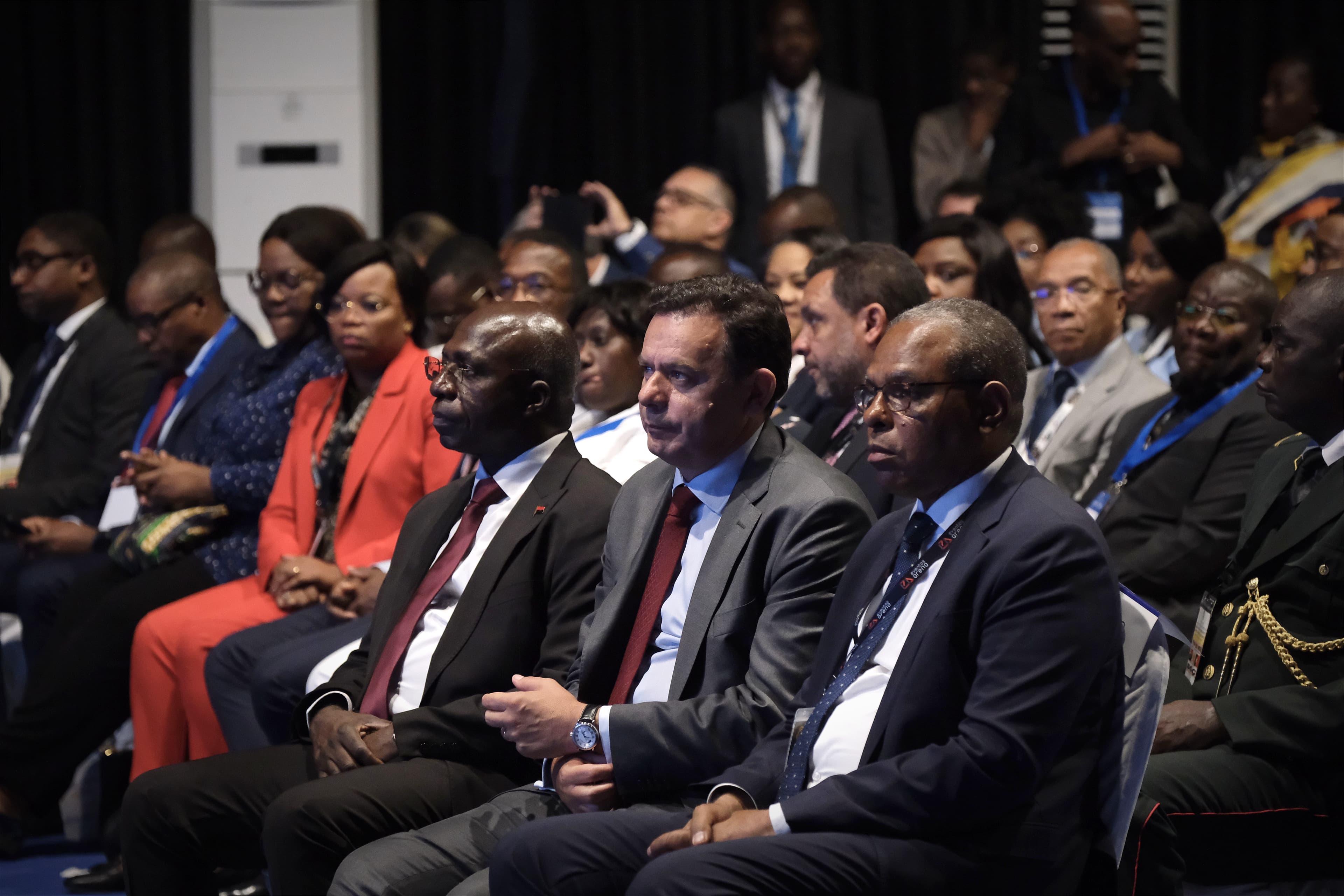 Primeiro-Ministro Luís Montenegro com os Ministros angolanos das Relações Exteriores, Téte António, e da Indústria e Comércio, Rui Miguéns de Oliveira, no Fórum Económico Angola-Portugal, Luanda, 24 julho 2024 (foto: Gonçalo Borges Dias/GPM)