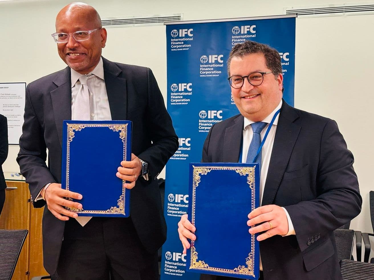Ministro de Estado e das Finanças, Joaquim Miranda Sarmento, e Vice-Presidente da Sociedade Financeira Internacional, Ethiopis Tafara, assinam acordo de criação do fundo de cooperação técnica, Washington DC, 23 abril 2025