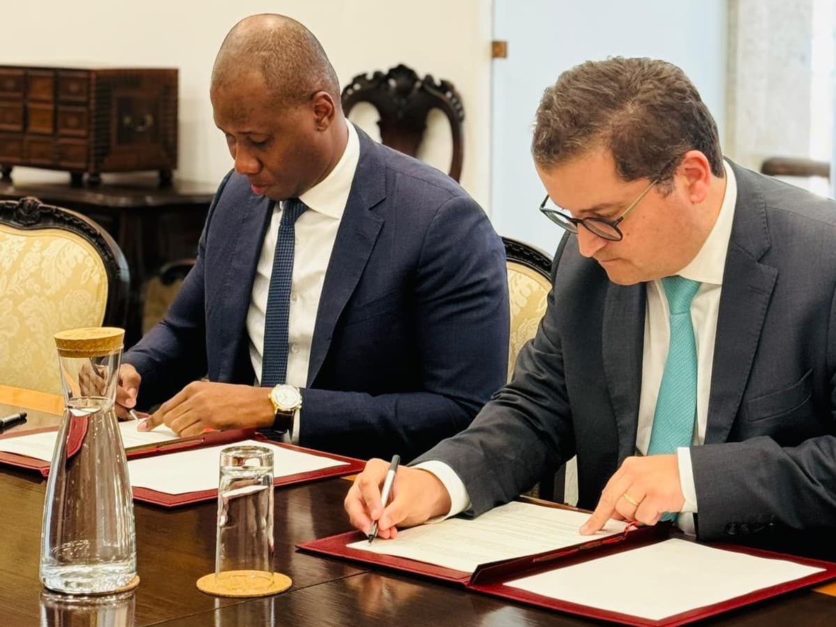 Ministro de Estado e das Finanças de Portugal, Joaquim Miranda Sarmento, e Ministro dos Negócios Estrangeiros de São Tomé e Príncipe, Garath do Espírito Santo Guadalupe, assinam acordo financeiro, Lisboa, 11 setembro 2024