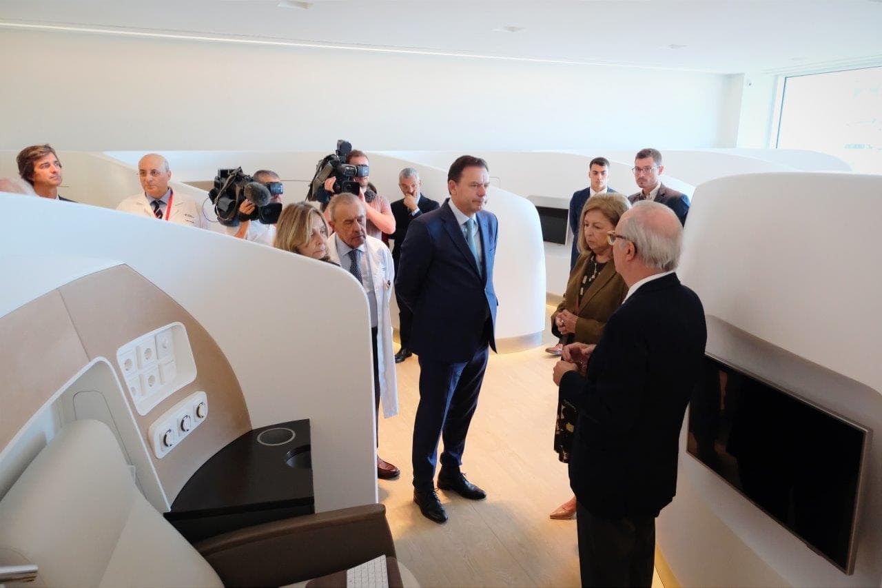 Primeiro-Ministro Luís Montenegro, Ministra da Saúde, Ana Paula Martins, e presidente da Fundação Champalimaud, Leonor Beleza, na visita ao centro de investigação e tratamento do cancro do pâncreas, Lisboa, 3 setembro 2024 (Gonçalo Borges Dias/GPM)