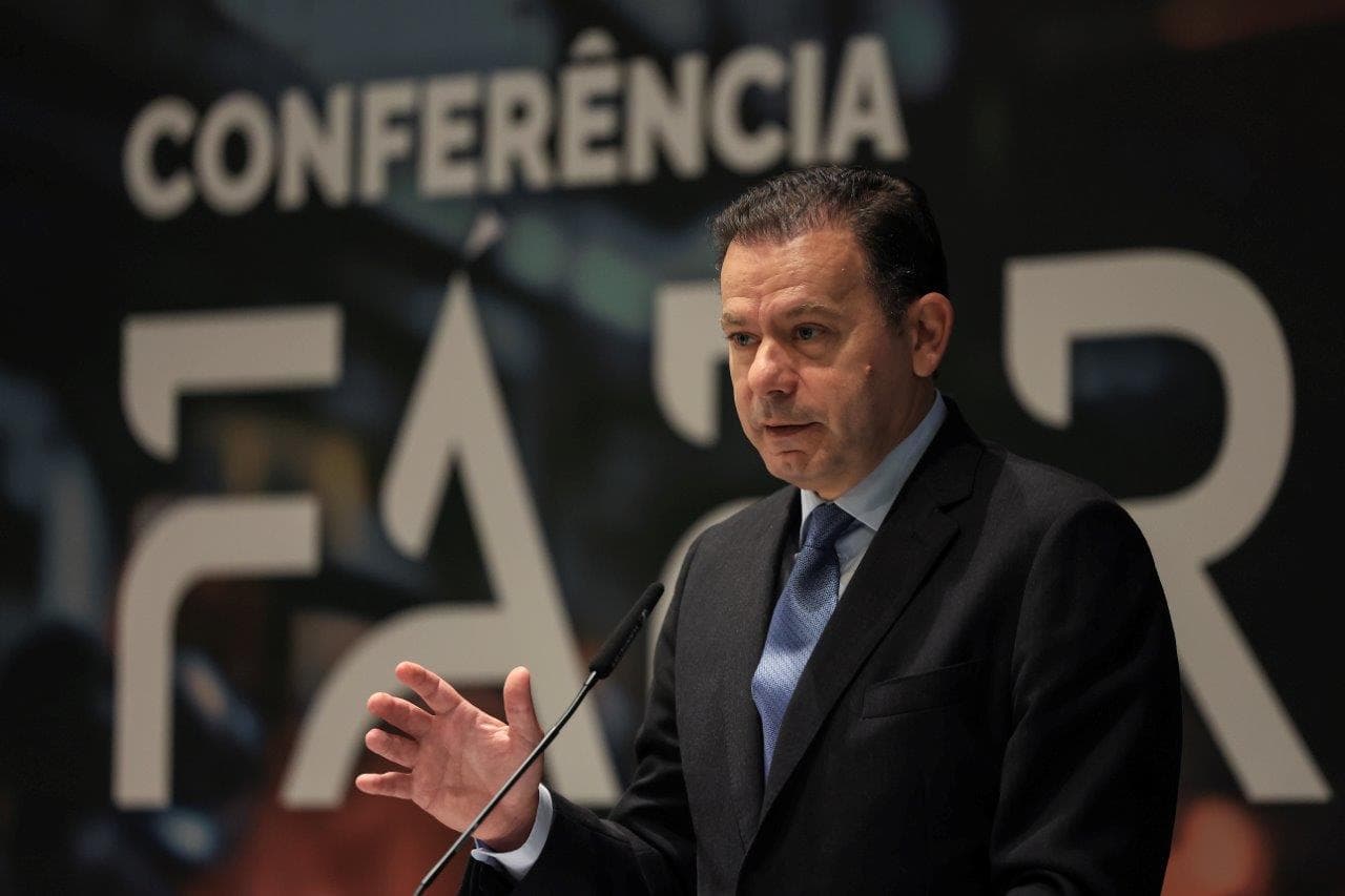 Primeiro-Ministro Luís Montenegro na conferência Fábrica 2030, organizada pelo jornal ECO, Porto, 3 dezembro 2024 (foto: José Coelho/Lusa)