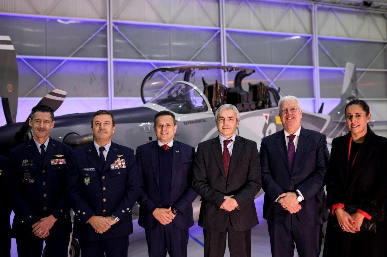 Ministros da Defesa Nacional, Nuno Melo, e da Economia, Pedro Reis, chefes da Força Aérea e dirigentes da Embraer na assinatura do contrato de aquisição dos Tucano, Vila Franca de Xira, 16 dezembro 2024 (foto: Filipe Amorim/Lusa)