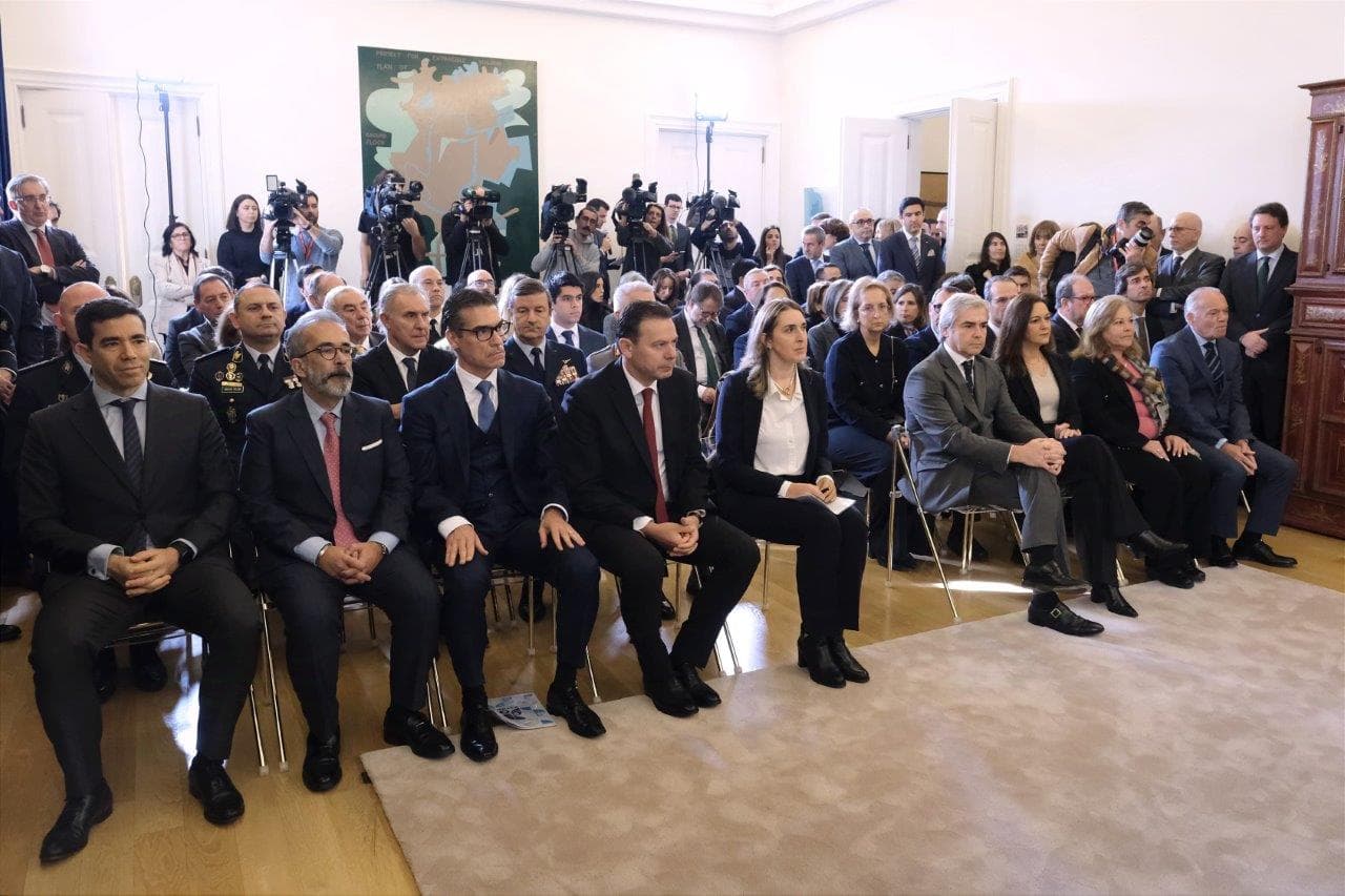 Primeiro-Ministro Luís Montenegro e Ministros Paulo Rangel, Leitão Amaro, Nuno Melo, Rita Alarcão Júdice e Margarida Blasco na posse dos dirigentes dos sistemas de informações e de segurança, Lisboa, 27 dezembro 2024 (foto: Gonçalo Borges Dias/GPM)