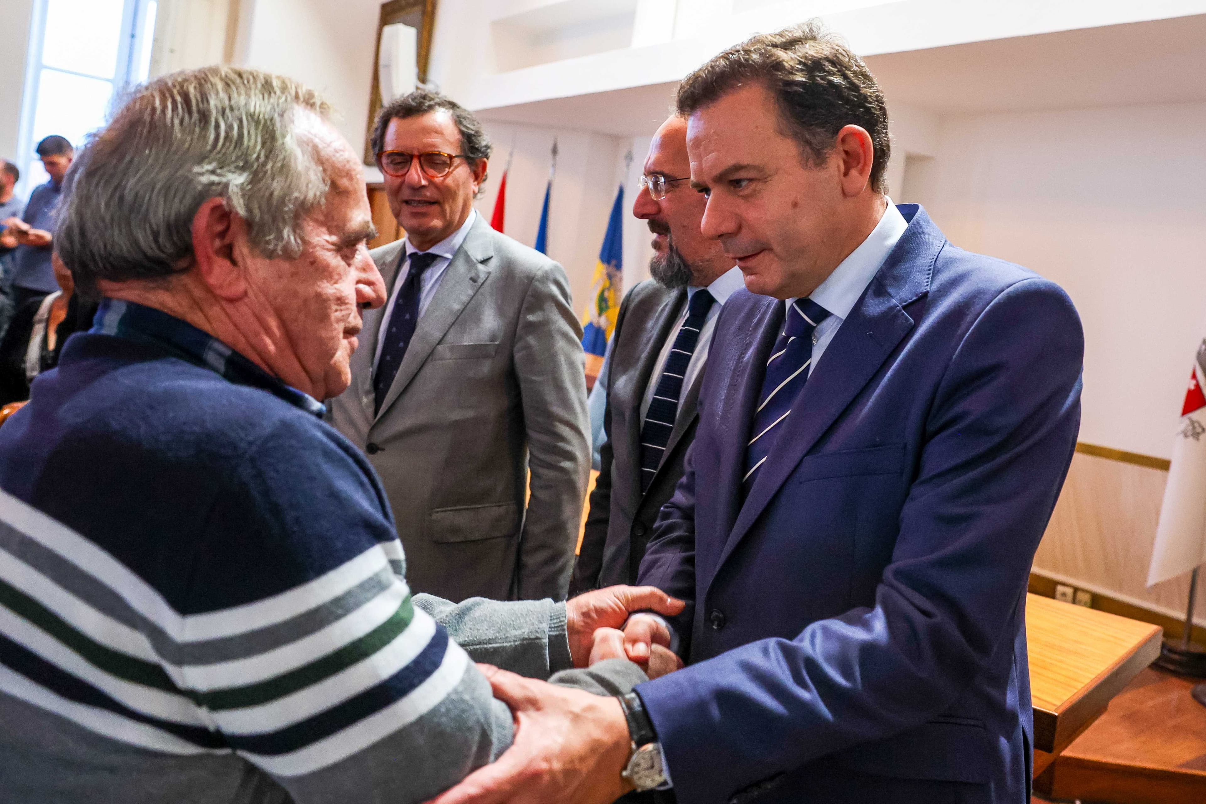 O primeiro-ministro Luís Montenegro durante o encontro com agricultores afetados pelos incêndios na Câmara Municipal de Albergaria-a-Velha, 11 de outubro de 2024. (Foto: Paulo Novais/Lusa)