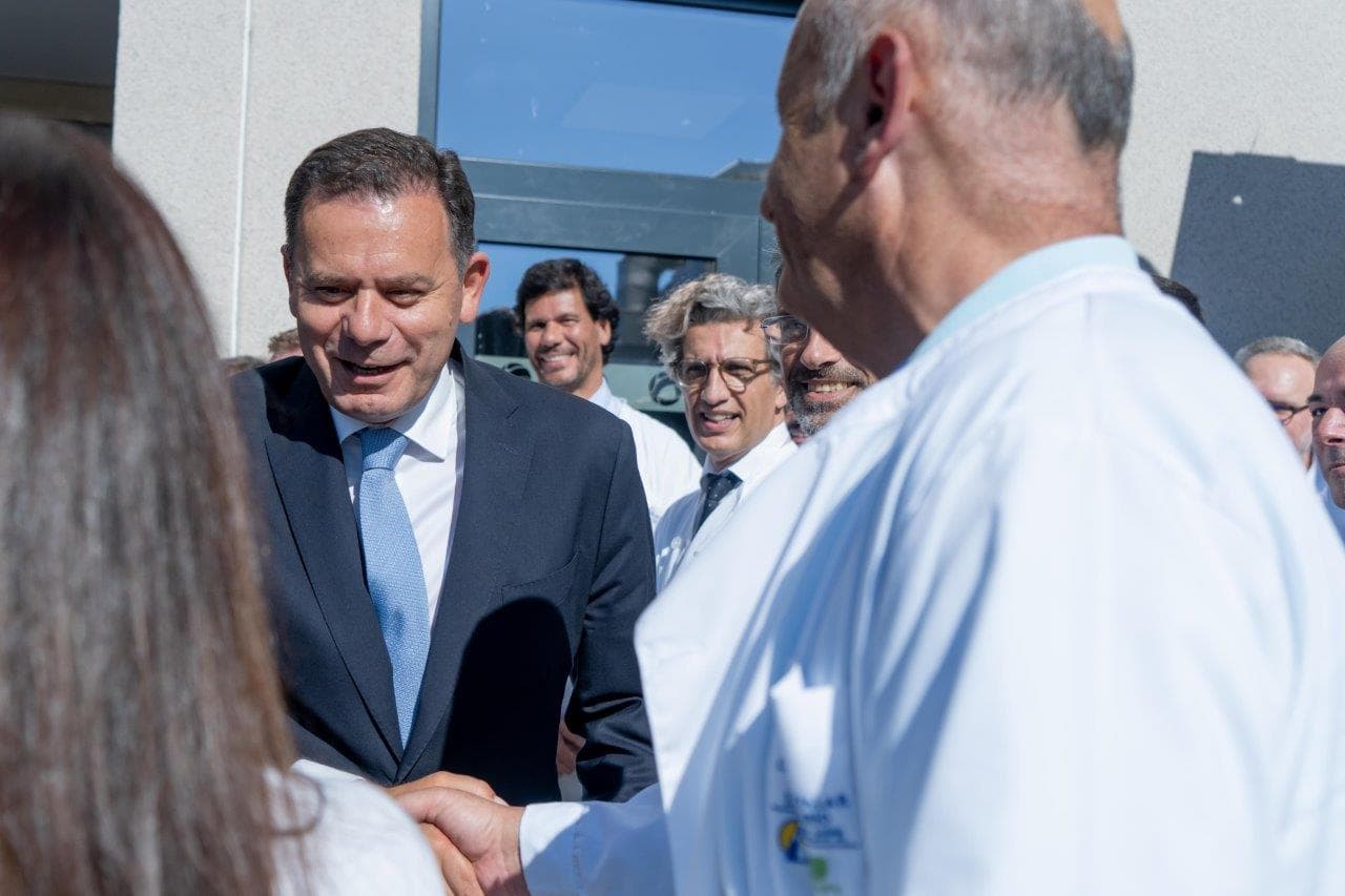 Primeiro-Ministro Luís Montenegro cumprimenta médicos, enfermeiros e funcionários da urgência obstétrica e pediátrica do Hospital de Santa Maria, Lisboa, 8 agosto 2024 (foto: Mariana Branco)