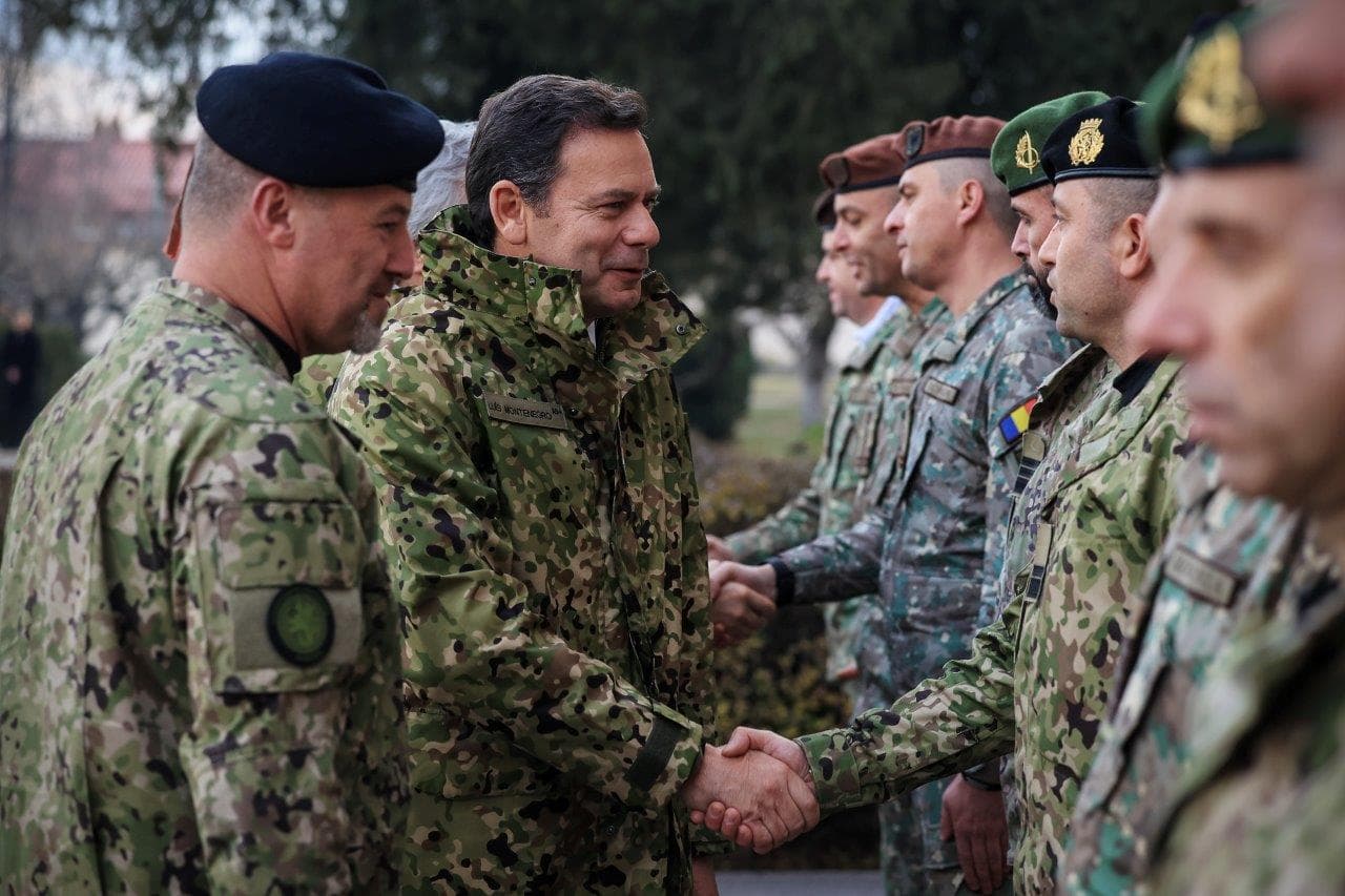 Primeiro-Ministro Luís Montenegro cumprimenta militares destacados na Roménia, Caracal, 20 dezembro 2024 (foto: Luís Coelho/Lusa)