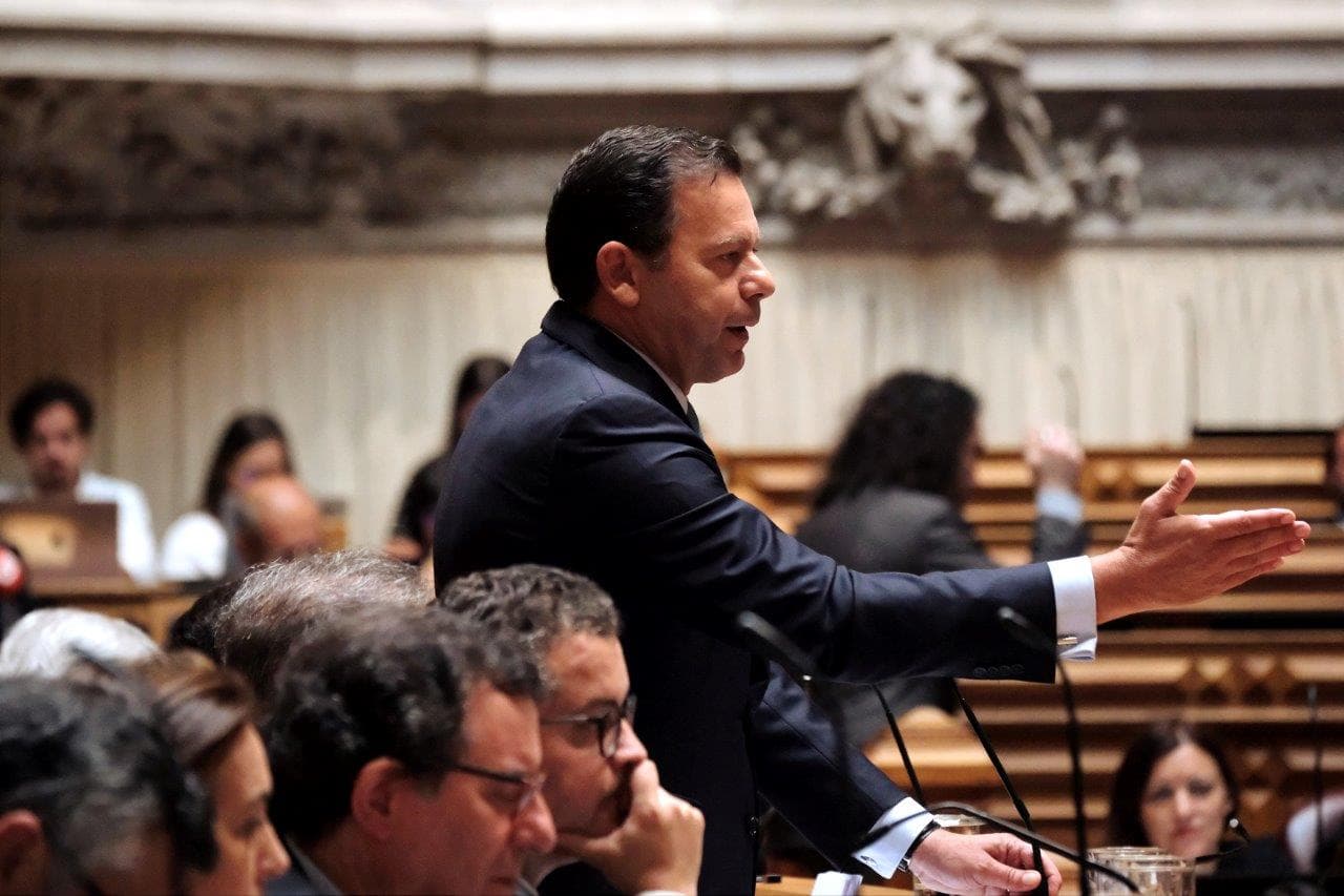 Primeiro-Ministro Luís Montenegro responde a perguntas dos deputados no debate com o Primeiro-Ministro, Assembleia da república, 26 junho 2024 (foto: Gonçalo Borges Dias/GPM)