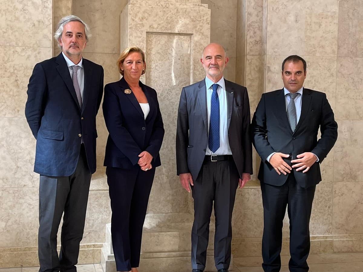 Secretário de Estado do Tesouro e Finanças, João Silva Lopes, com o Presidente do Tribunal de Contas de França, Pierre Moscovici, e a Embaixadora de França, Hélène Farnaud-Defromont, Lisboa, 9 julho 2024