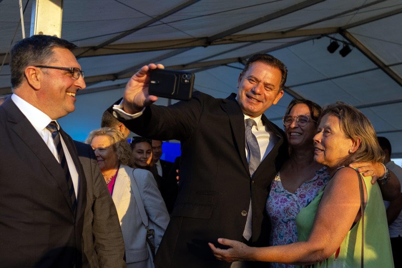 Primeiro-Ministro Luís Montenegro com cidadãs na inauguração do Laboratório de Inovação e Sustentabilidade Alimentar do Instituto Politécnico do Cávado e do Ave, Esposende, 28 agosto 2024 (foto: José Coelho/Lusa)