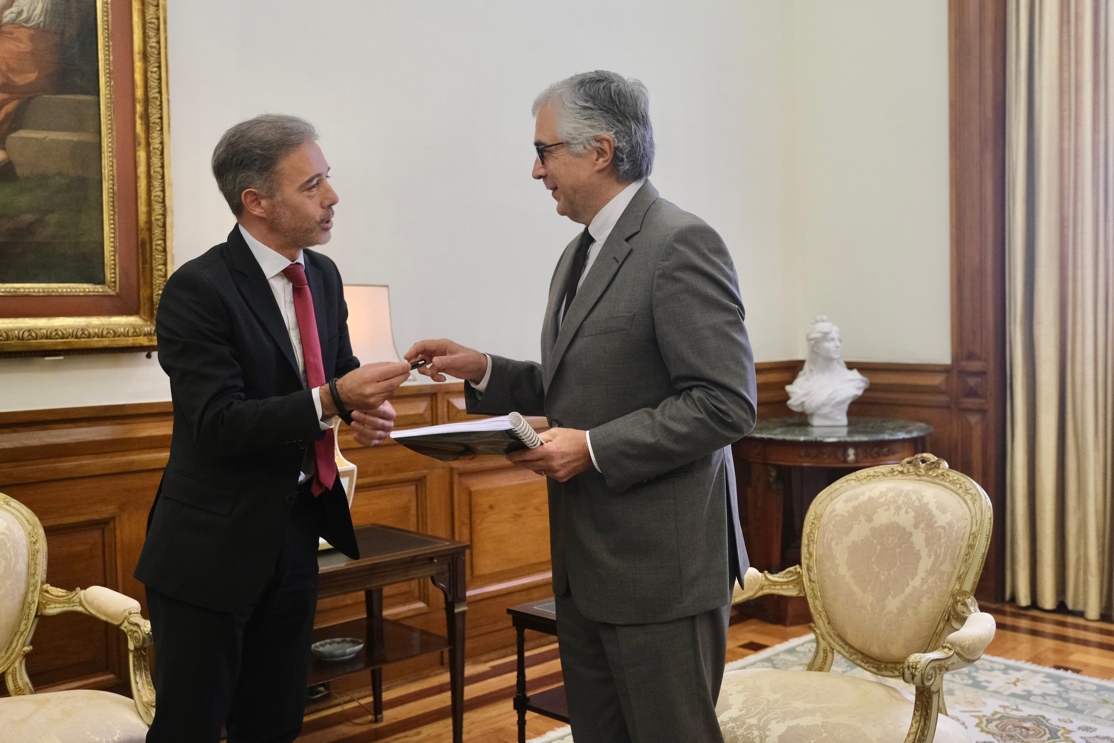 Ministro dos Assuntos Parlamentares, Pedro Duarte, entrega o Programa do Governo ao Presidente da Assembleia da República, Aguiar-Branco, 10 de abril de 2024 (foto: Diana Quintela)