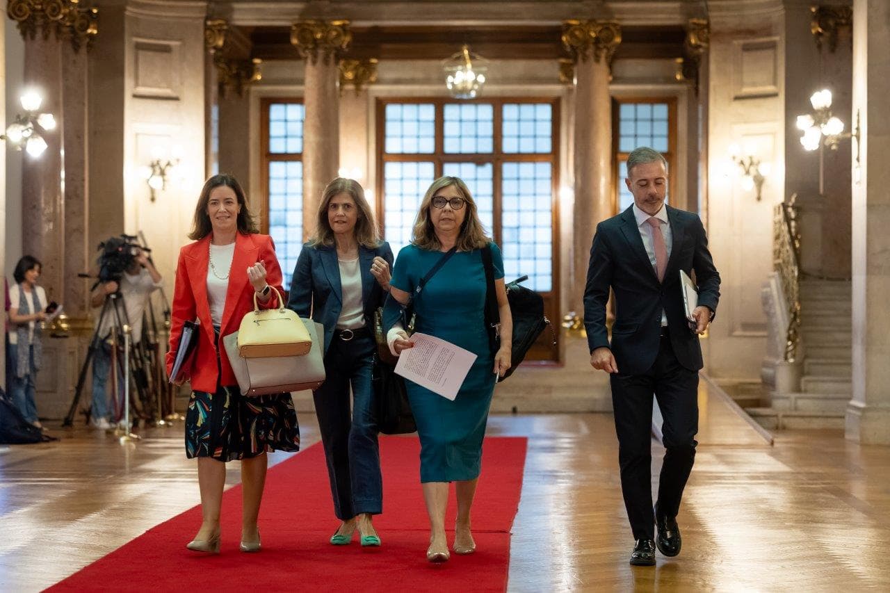 Ministros dos Assuntos Parlamentares, Pedro Duarte, e da Saúde, Ana Paula Martins, e Secretárias de Estado Ana Povo e Cristina Vaz Tomé a caminho do plenário da Assembleia da República, 28 junho 2024 (foto: José Sena Goulão/Lusa)