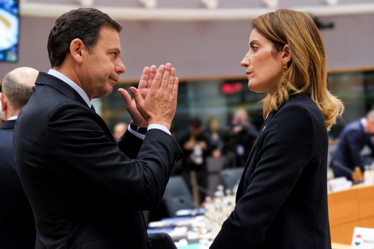 Primeiro-Ministro Luís Montenegro com a Presidente do Parlamento Europeu, Roberta Metsola, no Conselho Europeu, Bruxelas, 19 dezembro 2024 (foto: Gonçalo Borges Dias/GPM)