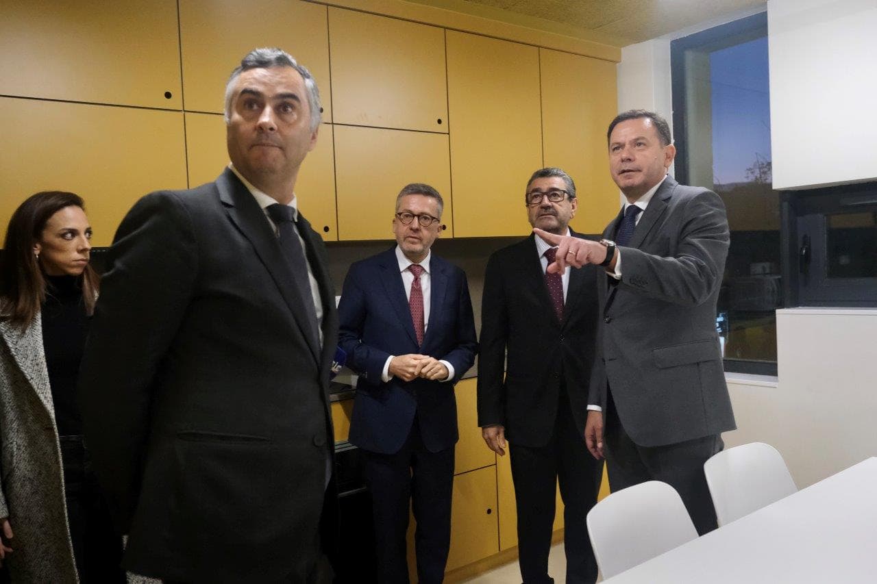 Primeiro-Ministro Luís Montenegro e Ministro da Educação, Ciência e Inovação, Fernando Alexandre, num dos quartos da residência Ventura Terra, Lisboa, 21 novembro 2024 (foto: Diana Quintela)