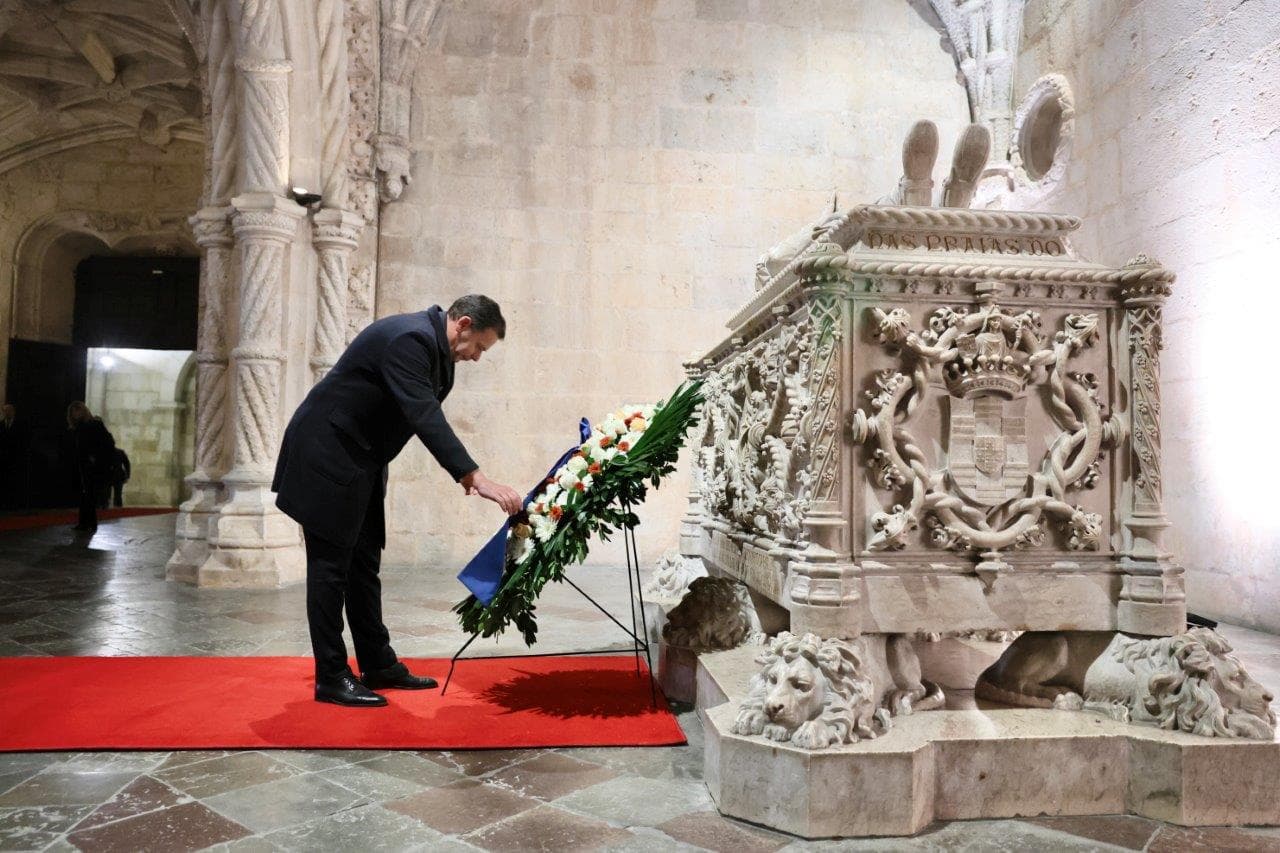 Prime Minister Luís Montenegro bows before Vasco da Gama’s tomb, Jerónimos Monastery, Lisbon, 16 December 2024 (photo: Diana Quintela)