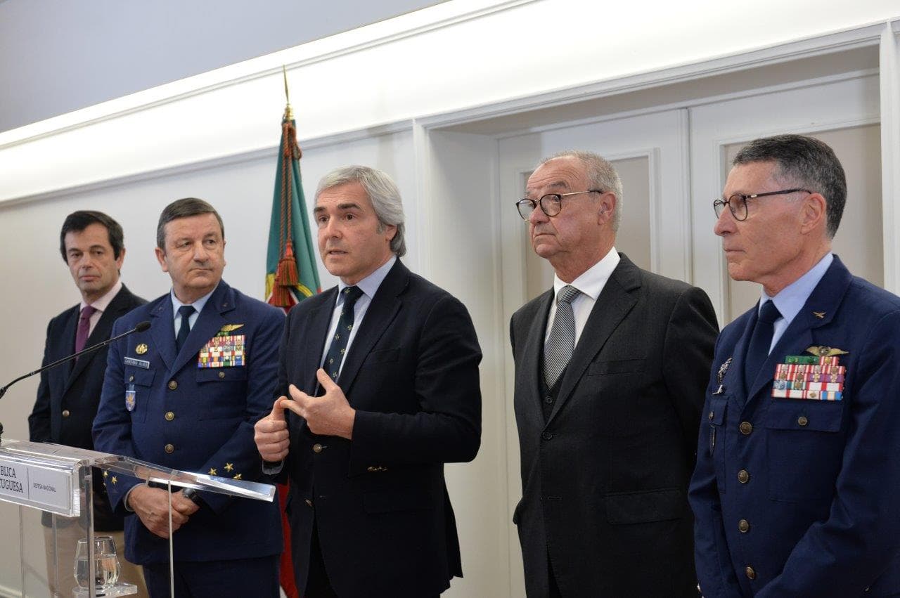 Ministro da Defesa Nacional, Nuno Melo, Presidente da Câmara Municipal de Alter do Chão, Francisco Miranda, CEMGFA, General João Cartaxo Alves, SEAPDN, Nuno Pinheiro Torres, CEMFA, General Sérgio Pereira. Lisboa, 11 março 2026