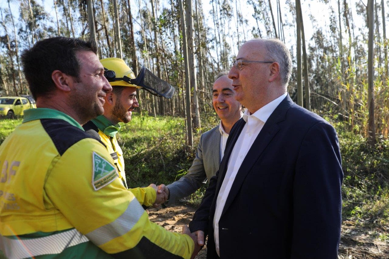 Ministro da Agricultura e Mar, José Manuel Fernandes, com trabalhadores que reabrem caminhos florestai bloqueados pela depressão