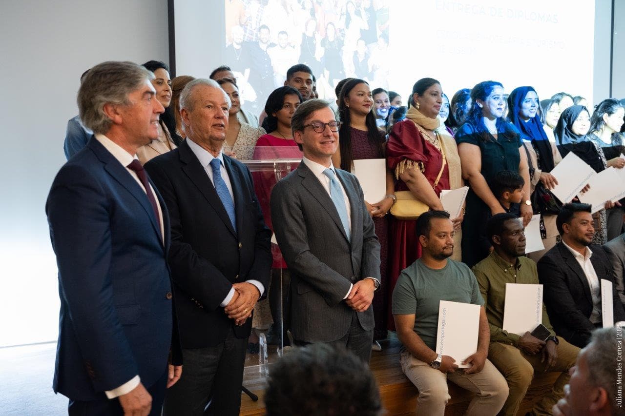 Secretários de Estado Adjunto da Presidência e Imigração, Rui Armindo Freitas, e do Turismo, Comércio e Serviços, Pedro Machado, com os candidato ao Programa Integrar para o Turismo (Juliana Mendes Correia/MP)