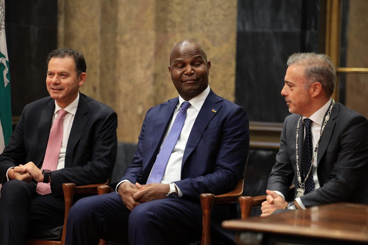 Primeiro-Ministro Luís Montenegro, Presidente da República de Moçambique, Daniel Chapo, e Presidente da Câmara do Porto, Pedro Duarte, Porto, 9 dezembro 2025 (Estela Silva/Lusa)