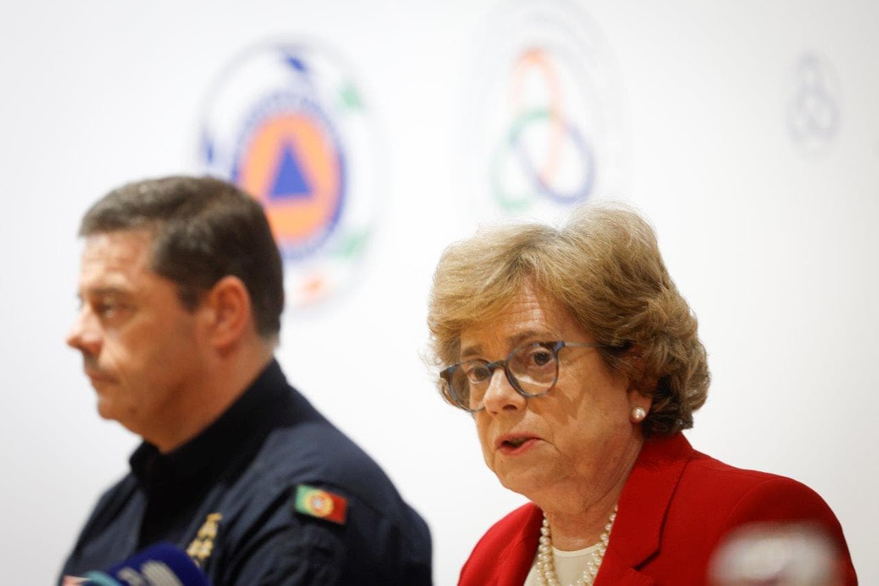 Ministra da Administração Interna, Maria Lúcia Amaral, e Comandante Nacional da Proteção Civil, Mário Silvestre, na declaração de prolongamento da situação de alerta, Oeiras, 17 agosto 2025 (António Pedro Santos/Lusa)