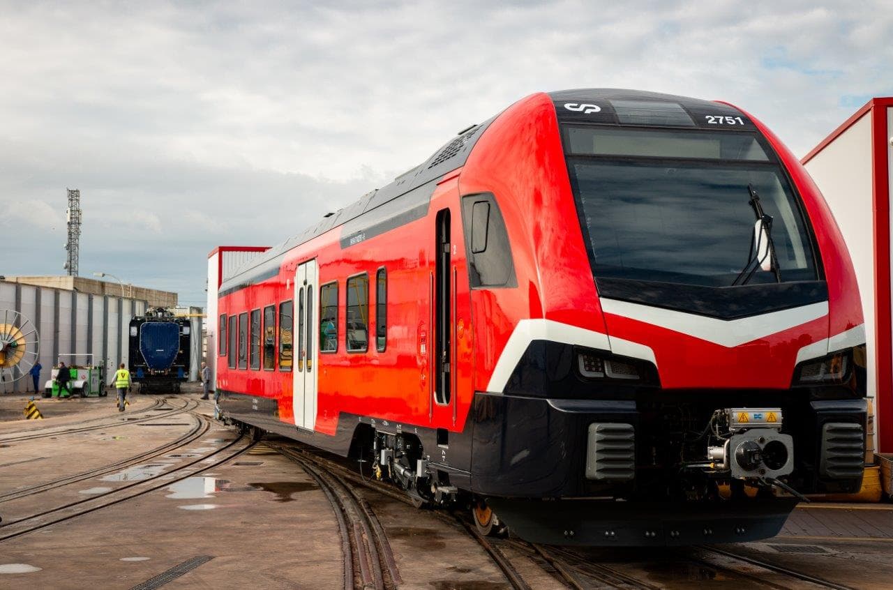 Nova automotora vai reforçar serviço regional (Stadler)
