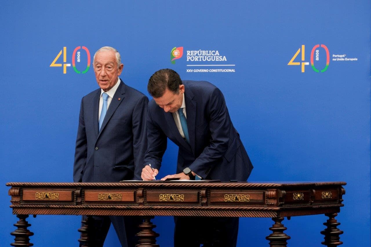 Prime Minister Luís Montenegro and the President of the Republic Marcelo Rebelo de Sousa sign the declaration that restates Portugal’s commitment to the European project, Lisbon, 12 June 2024 (Gonçalo Borges Dias/GPM)