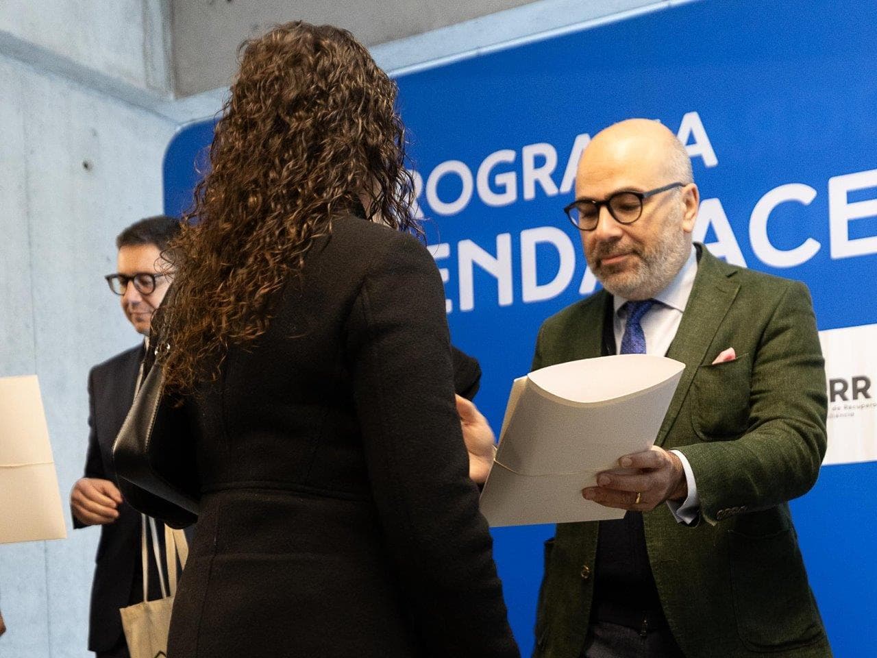 Ministro das Infraestruturas e Habitação, Miguel Pinto Luz, entrega casas de renda acessível a moradores, Lisboa, 15 dezembro 2025 (João Bica)