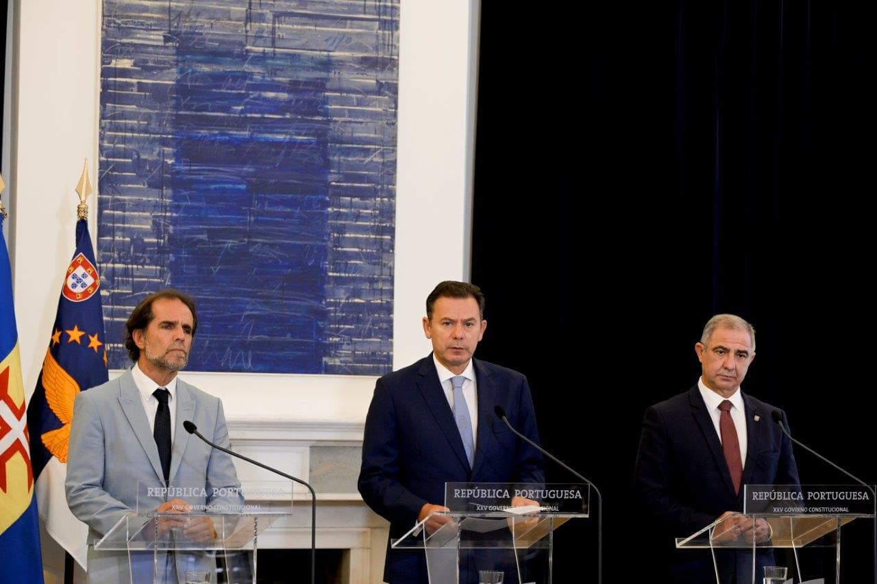 Primeiro-Ministro Luís Montenegro e Presidente dos Governos regionais dos Açores, José Manuel Bolieiro, e da Madeira, Miguel Albuquerque, fazem declaração após o Conselho de Ministros, 30 outubro 2025 (Gonçalo Borges Dias/GPM)