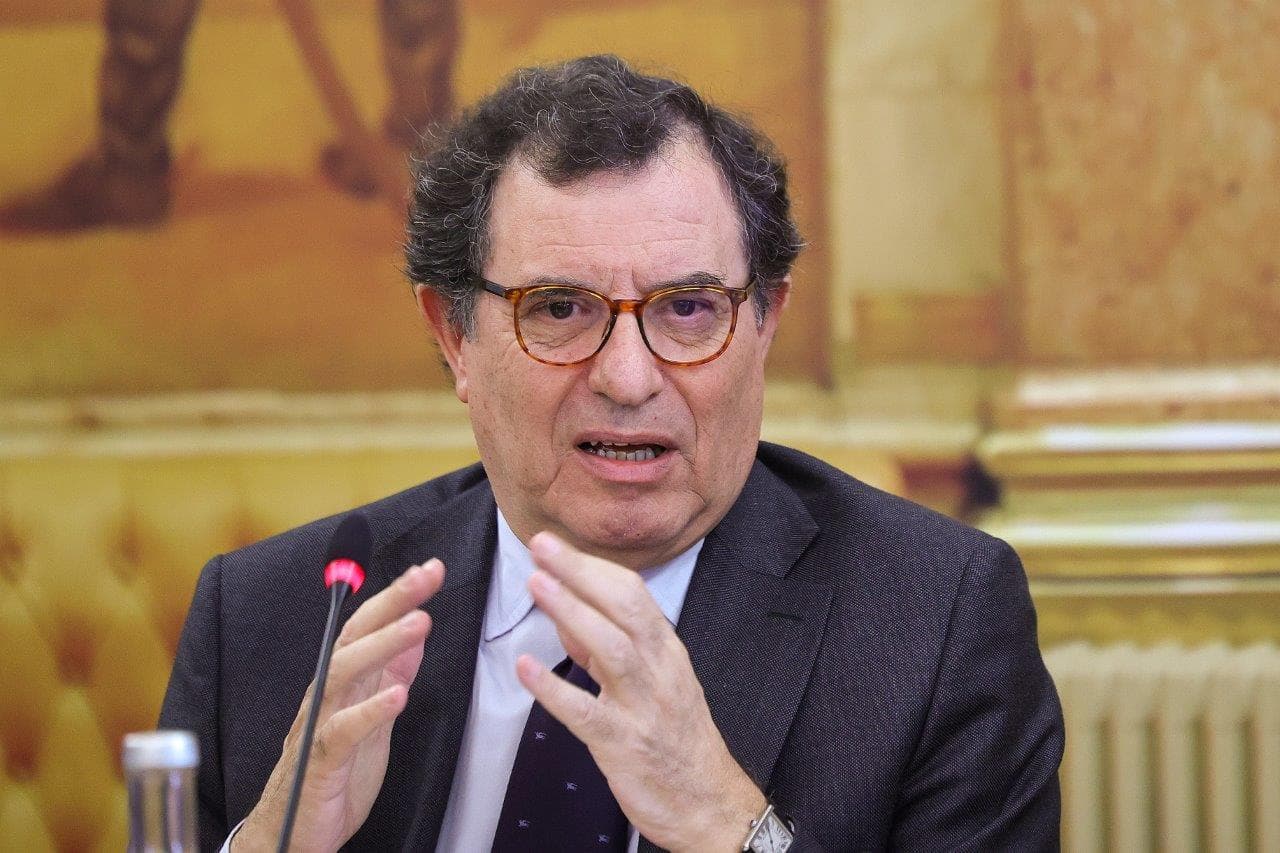 Ministro da Economia e Coesão Territorial, Castro Almeida, na Comissão de Economia e Coesão Territorial da Assembleia da República, Lisboa, 18 março 2026 (Manuel de Almeida/Lusa)