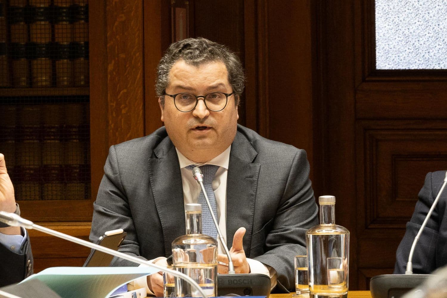 Ministro de Estado e das Finanças, Miranda Sarmento, na audição regimental na Comissão de Orçamento, Finanças e Administração Pública, Assembleia da República, Lisboa 1 de abril de 2026 (João Bica/SGGov)