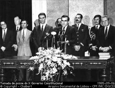 Aníbal Cavaco Silva toma posse como Primeiro-Ministro de Portugal, chefiando o X Governo Constitucional em 1985.