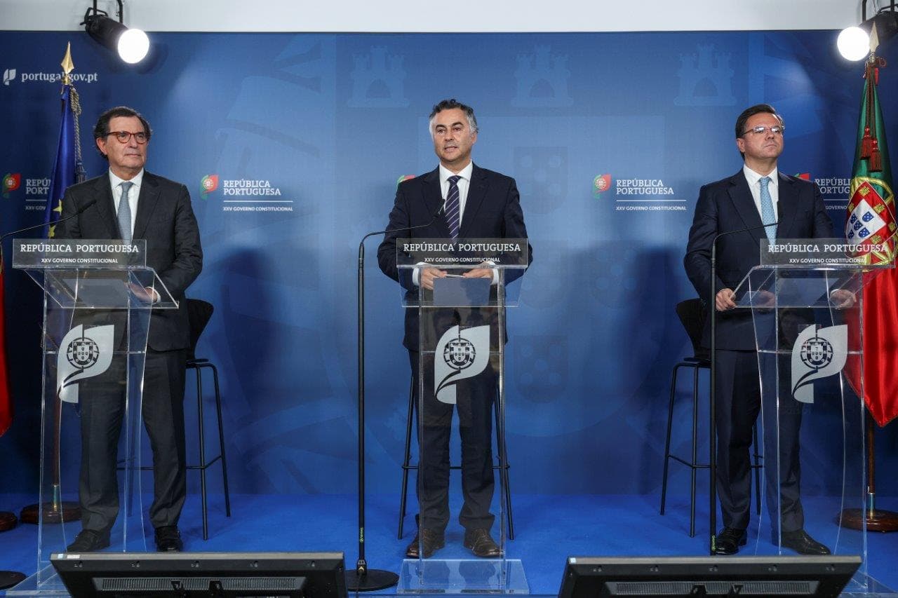 Ministros da Educação, Ciência e Inovação, Fernando Alexandre, da Economia e Coesão Territorial, Castro Almeida, e Adjunto e da Reforma do Estado, Gonçalo Matias, apresenta a AII, Lisboa, 4 Novembro 2025 (Miguel A. Lopes/Lusa)
