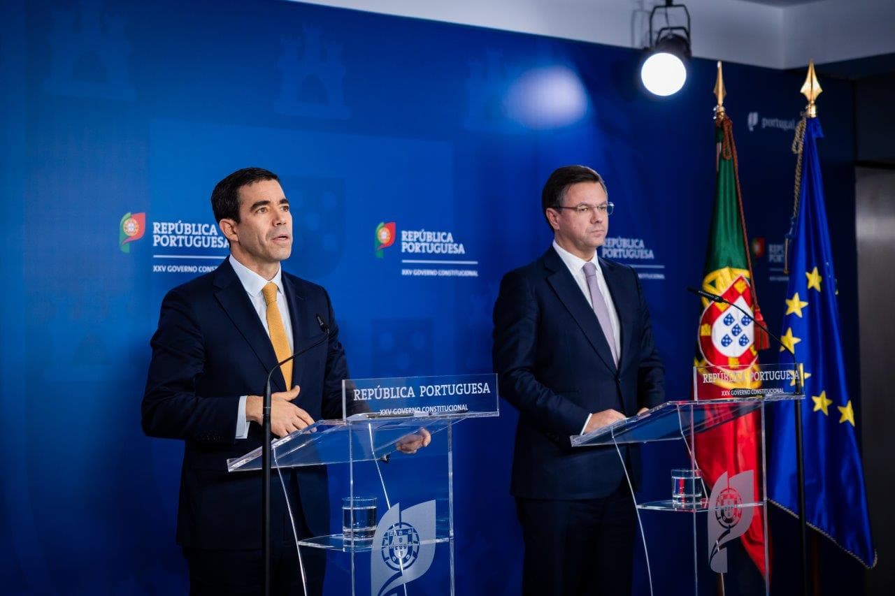 Ministros da Presidência, Leitão Amaro e Adjunto e da Reforma do Estado, Gonçalo Matias, na conferência de imprensa do Conselho de Ministros, Lisboa, 28 novembro 2025 (Maria Costa Lopes)