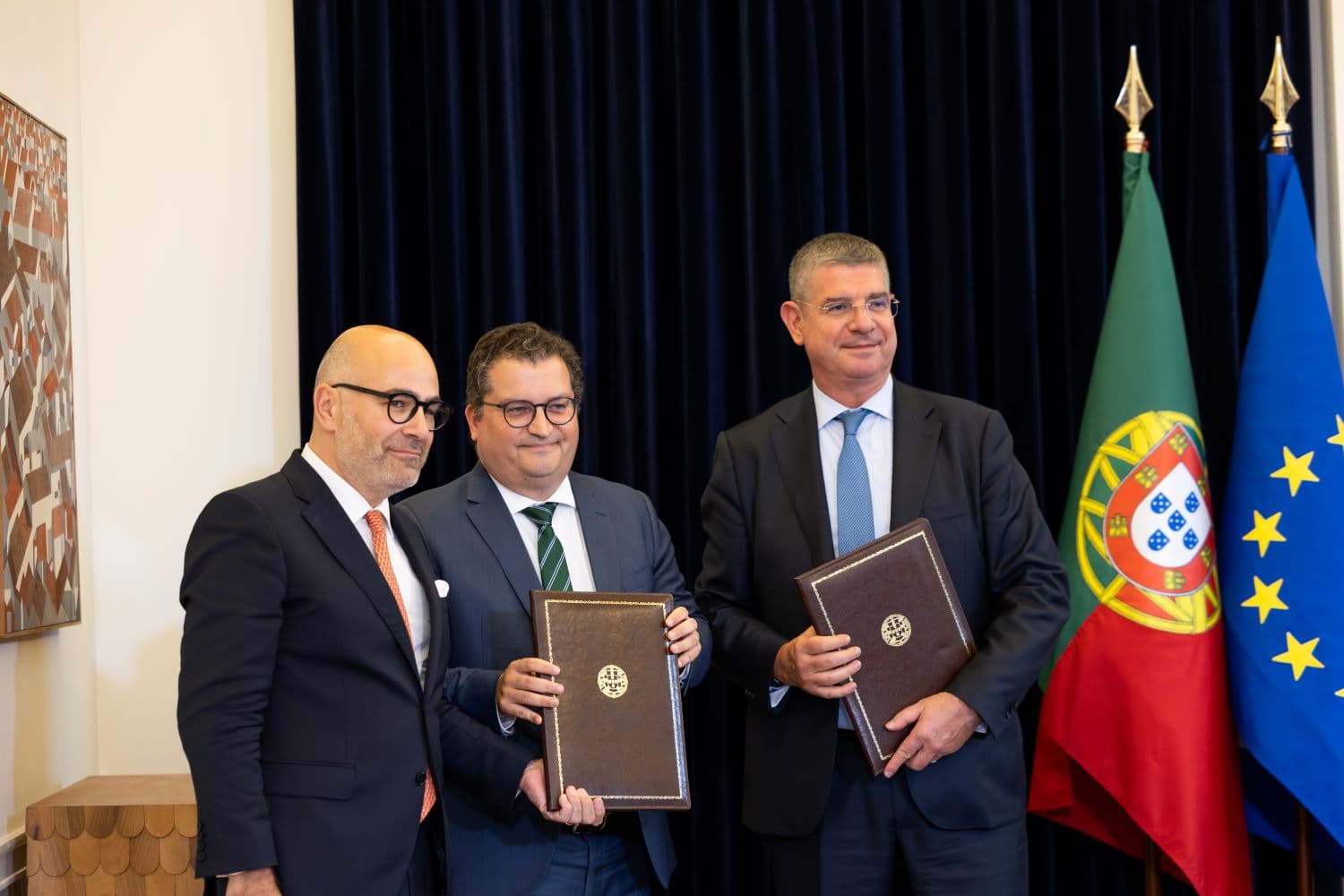 Minister of Infrastructure and Housing and Minister of State and Finance signing the agreement to finance affordable housing with the European Investment Bank, 18 September 2025 (Mariana Branco/Government website)