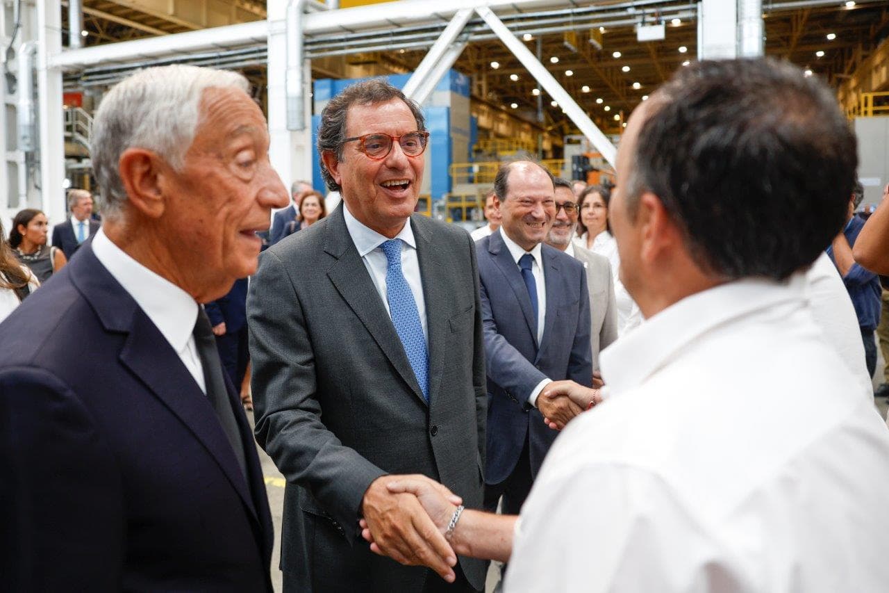 Ministro da Economia e da Coesão Territorial, Castro Almeida, Secretário de Estado Adriano Rafael Moreira, e Presidente da República, Marcelo Rebelo de Sousa, com trabalhadores da Autoeuropa, Palmela, 19 agosto 2025 (António Pedro Santos/Lusa)