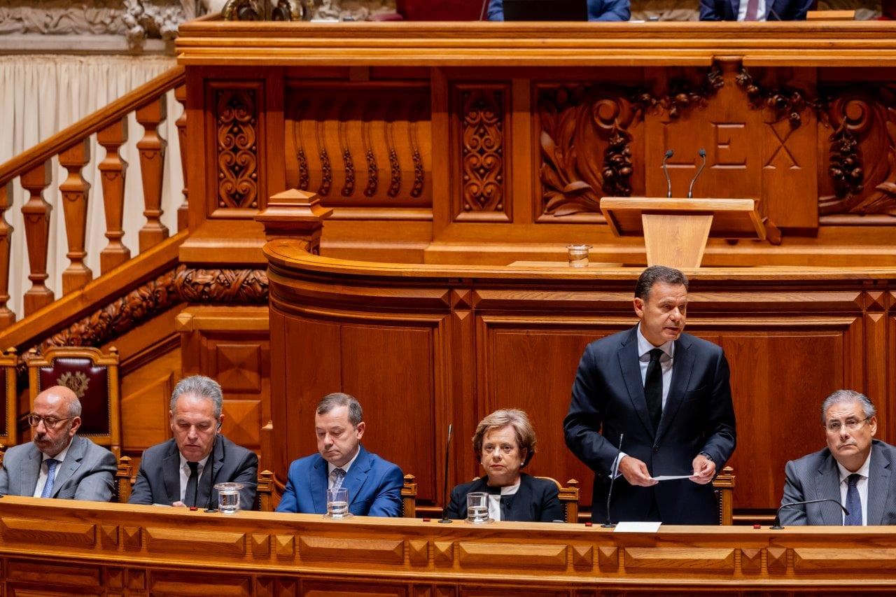 Primeiro-Ministro Luís Montenegro, Ministros Abreu Amorim e Lúcia Amaral e Secretários de Estado Simões Ribeiro, Telmo Correia e Rui Rocha na Comissão permanente da Assembleia da República, 27 agosto 2025 (Mariana Branco)