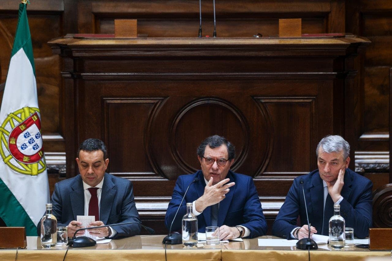 Ministro da Economia e da Coesão Territorial, Castro Almeida, na Comissão da Reforma do Estado e Poder Local, Assembleia da República, Lisboa, 25 março 2026 (Tiago Petinga/Lusa)