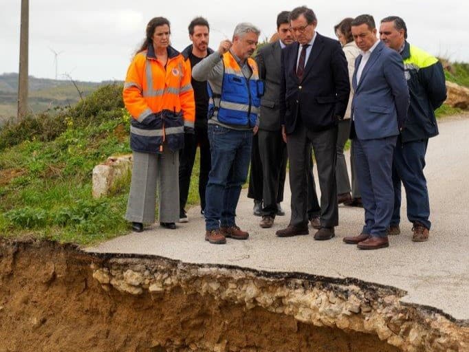 Minister of Economy and Territorial Cohesion Castro Almeida assesses the damage to infrastructure caused by the storms, Arruda dos Vinhos, 17 February 2026 (Cátia Fernandes Pina/MECT)