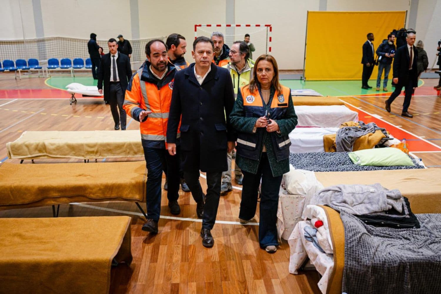 Primeiro-Ministro, Luís Montenegro, no centro de acolhimento para pessoas deslocadas em Santarém devido à tempestade