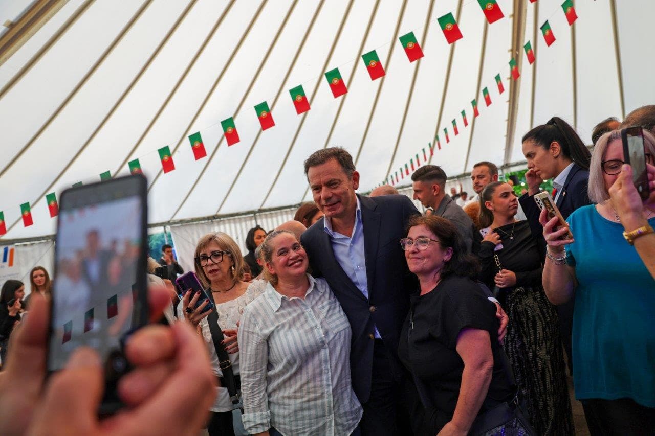 Primeiro-Ministro Luís Montenegro com emigrantes portugueses no quadro das comemorações do 10 de Junho, Estugarda, 7 junho 2025 (Nuno Veiga/Lusa)