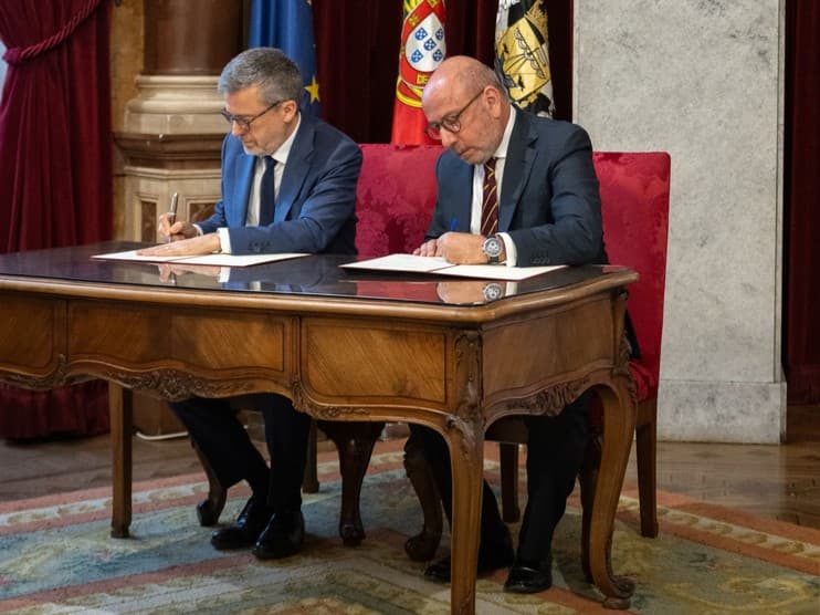 Secretário de Estado da Administração Interna, Telmo Correia, e Presidente da Câmara Municipal de Lisboa, Carlos Moedas, assinam o acordo para a requalificação de seis esquadras da PSP, Lisboa, 7 março 2026 (João Barata/CML)