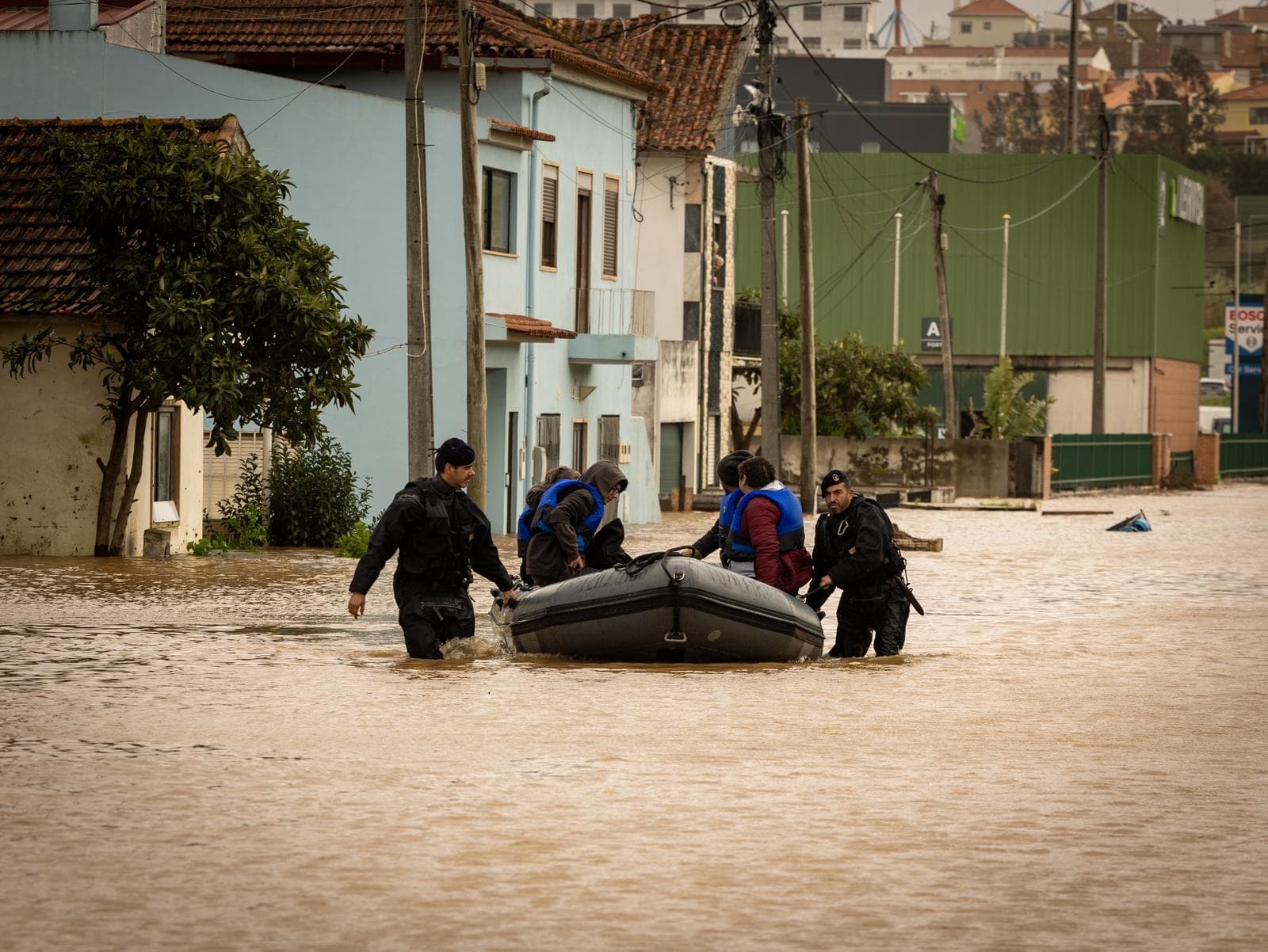Fuzileiros deslocam populações ameaçadas por inundações na sequência das tempestades, 10 fevereiro 2026 (Marinha)