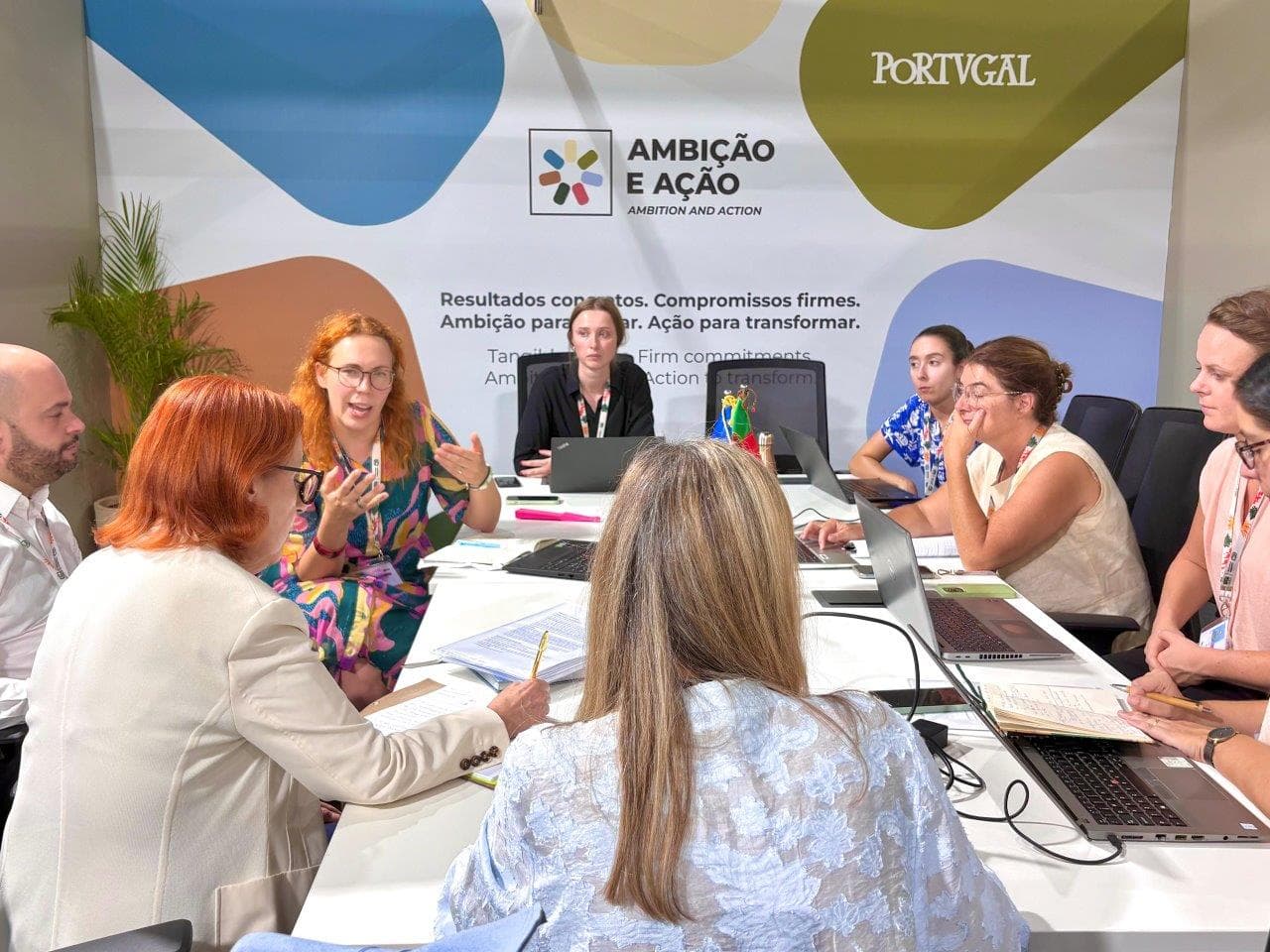 Ministra do Ambiente e Energia, Maria da Graça Carvalho, numa reunião de trabalho com representantes de outros países, Belém do Pará, Brasil