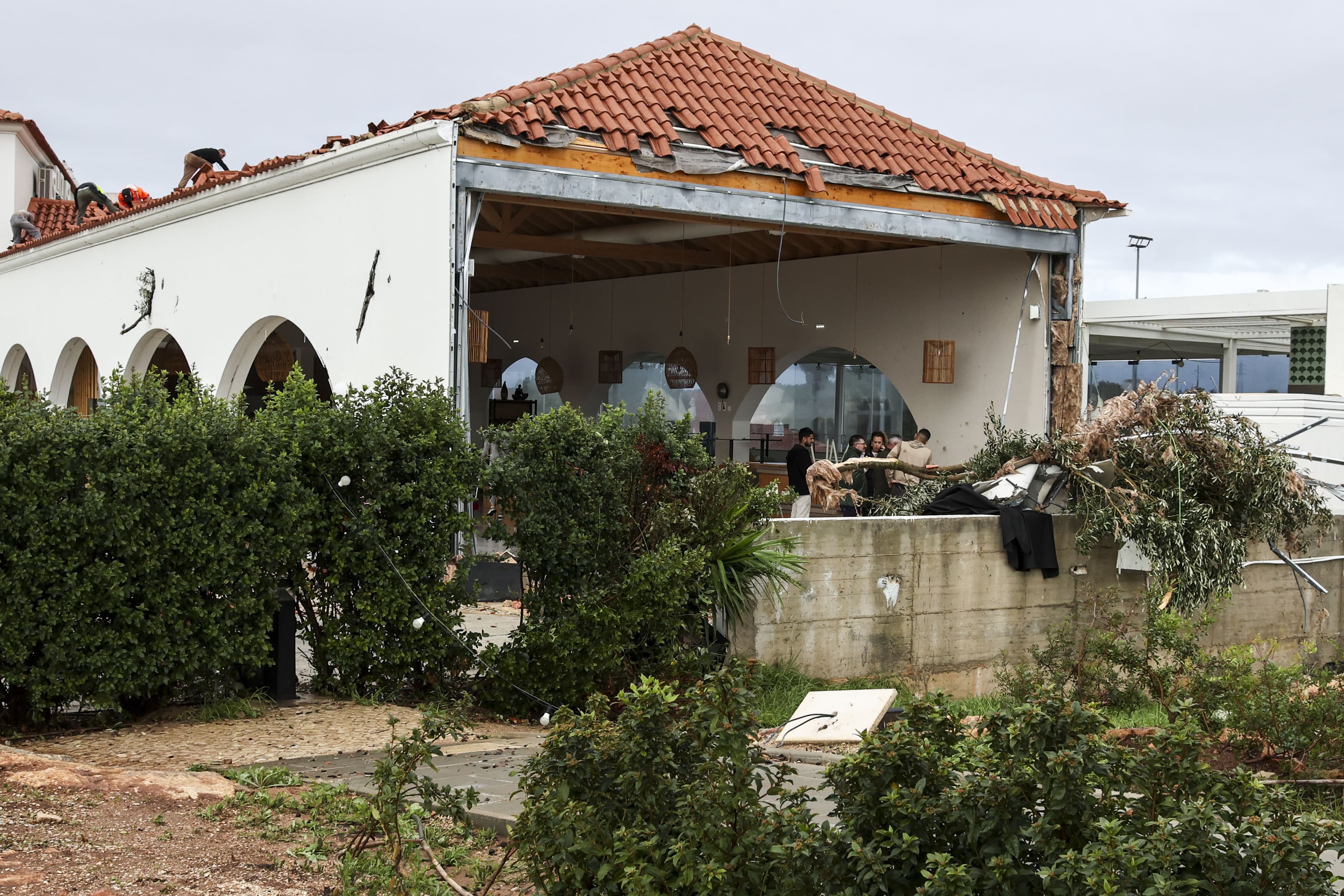 Um fenómeno de vento extremo que atingiu a cidade de Albufeira, Algarve, 15 de novembro de 2025. (João Matos/Lusa)
