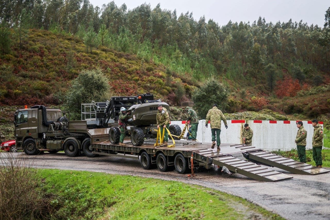 Militares do Regimento de Engenharia n.º 1 deslocam material pesado para apoiar população de Coelheira, Figueiró dos Vinhos, 2 fevereiro 2026 (Estela Silva/Lusa)